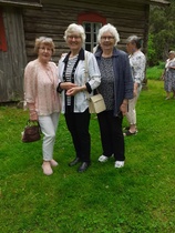 Meidän ladyt eli Pirjo, Anneli ja Ritva Koskelan pirtin edessä