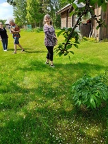 Eirakin nautti pihan tunnelmista