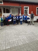 Kuoro Taina Piiran johtamana valmiina esiintymään. Säestäjänä Arto Heiskanen