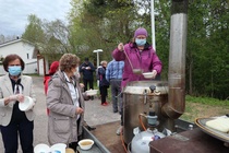 Soppa maistui kaikille, sopankeittäjä Irmeli Ikonen, Kyllikki Grönfors ja Helka Eskelinen avustivat