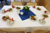 Keudan oppilaat ja opettejat olivat loihtineet meille fantastisen kahvitarjoilun