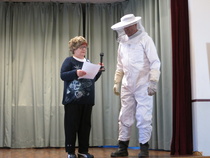 Näytelmän mehiläishoitaja Rauno Turkki ja toimittaja Anne Aurinkoinen