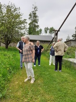 Pihapiirissä hieno kaivo ja Sointu, Reijo, vaimo ja Leena
