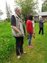 Päivö, Merja ja Hugo sekä Ritva ihailivat näkymää ulkoa