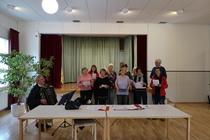 Taina otti meistä kuvan Sinikan kameralla. Laulettiin hyvin vaikka emme olleetkaan laulaneet koko kesänä yhdessä.