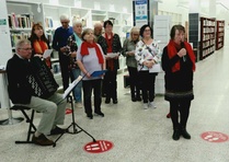 Kuorossa lauloi Marja, Sointu, Sinikka, Anne, Annette, Ulla, ReijoI., Reijo L.,Paula ja Eila. Arto säesti meitä hanurilla. Hauskaa oli.