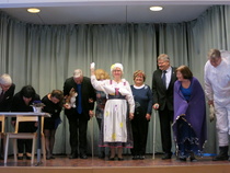 Näytelmässä mukana olleet Reijo Lupsakka, Eila Hälisevä, Torpan tyttö 45-v.Marja Holopainen, Meteorologi Mauri Myrsky, Sääkartta Anneli Mellin,takana Kuuluttaja Kirsikka Alm-Tiira, Toimittaja Anne Aurinkoinen, Puheenjohtaja Jorma Sulander, Itämainen tanssija Satu Taskinen ja Mehiläishoitaja Rauno Turkki