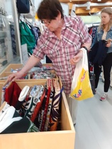 Pitihän se Eilan taukopaikalla vähän käydä katsomassa Marimekon kankaita 