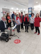 Ullan ottama kuva ja muut kuvat otti Sinikka. Kyllä me ollaan hyviä laulamaan.