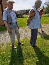 Nyholmin pariskunta Annelin pihapiirissä omenapuun katveessa