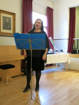 Taina Piira lauloi Yksinäinen Saarnipuu säestäjänä Olavi Hartikainen