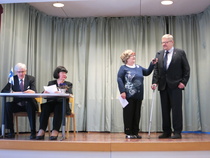 Uutisankkurit Eila Hälisevä ja Reijo Lupsakka sekä toimittaja Anne Aurinkoinen ja puheenjohtaja Jorma Sulander