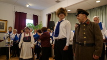 Suomi100-vuotta näytelmän sankarit Terttu, Harry, Rauno, Marja ja Lasse