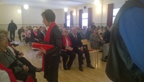 Juhlien yleisöä sekä Kyllikki ja Leena