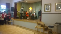 Ikäneito tarkkailee mahdollista saalista
